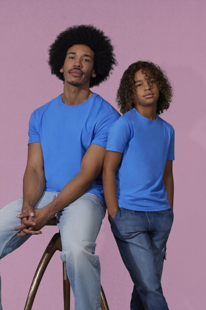 B&C T-shirts voor volwassene en kind in blauw