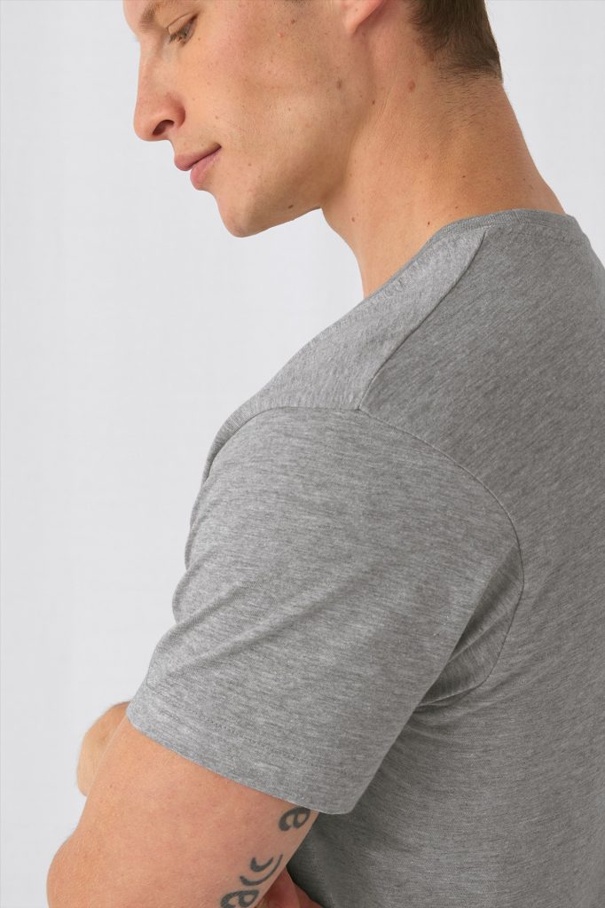 Detail van de rug en schouder van een grijs B&C #E150 T-shirt