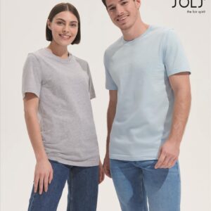 Twee modellen dragen SOL'S Tuner T-shirts in grijs en lichtblauw