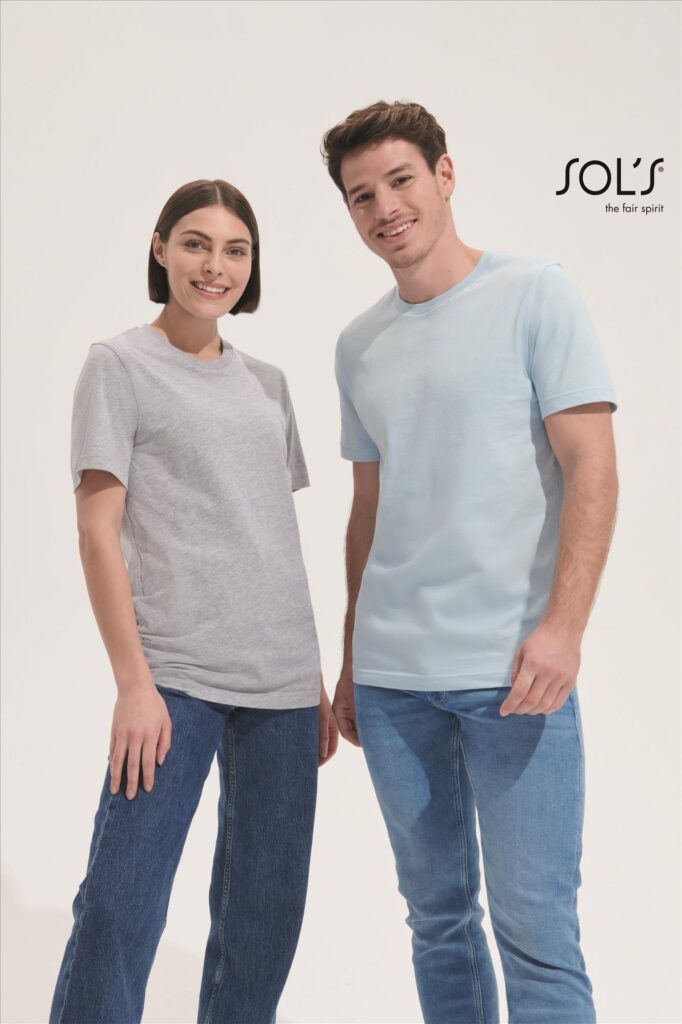 Twee modellen dragen SOL'S Tuner T-shirts in grijs en lichtblauw
